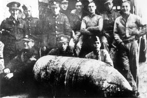 Members of the British bomb disposal unit with the 500-kilogram bomb that pierced through the dome of the Rotunda on April 9, 1942.